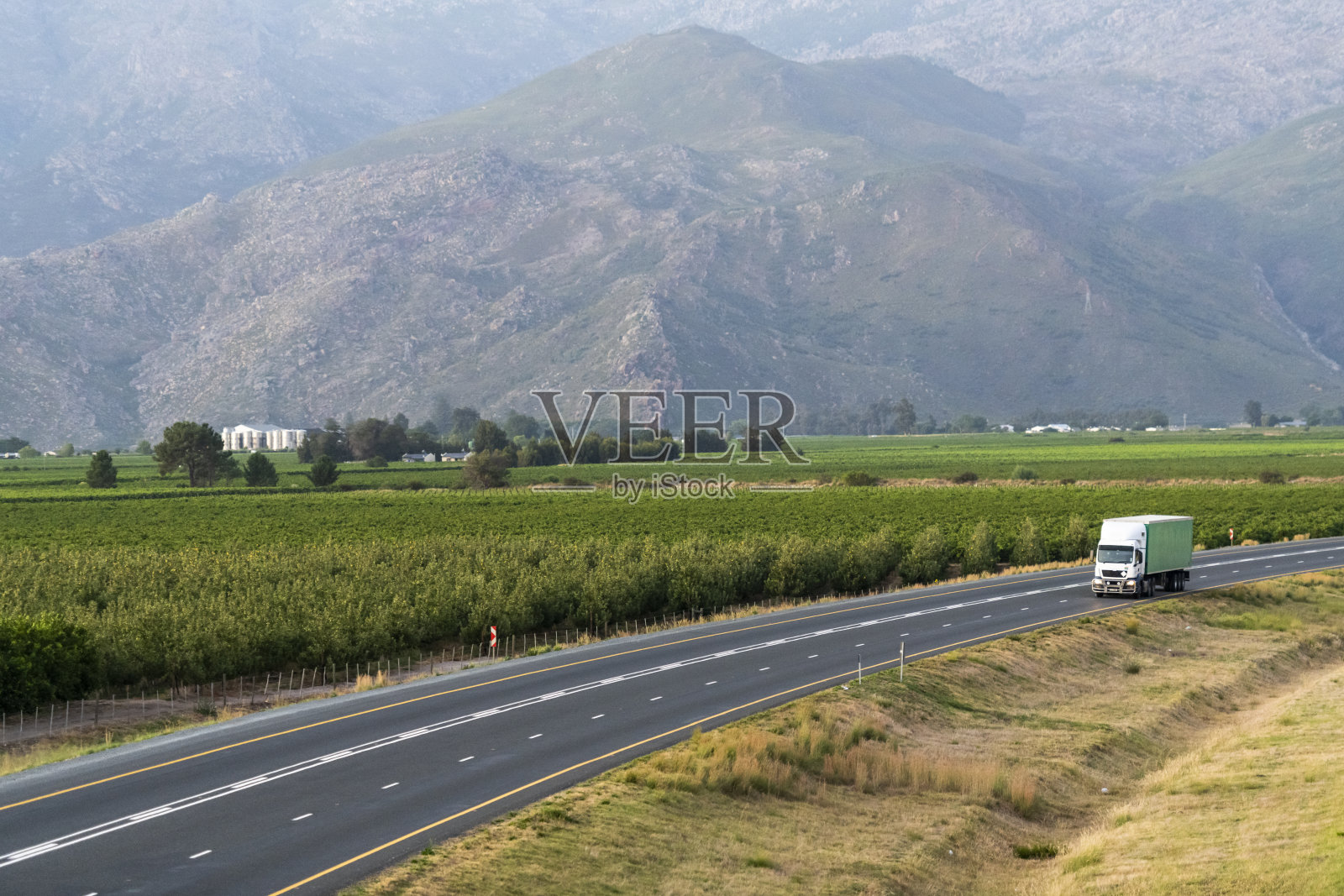 货运卡车正驶过南非的绿色葡萄酒之乡照片摄影图片