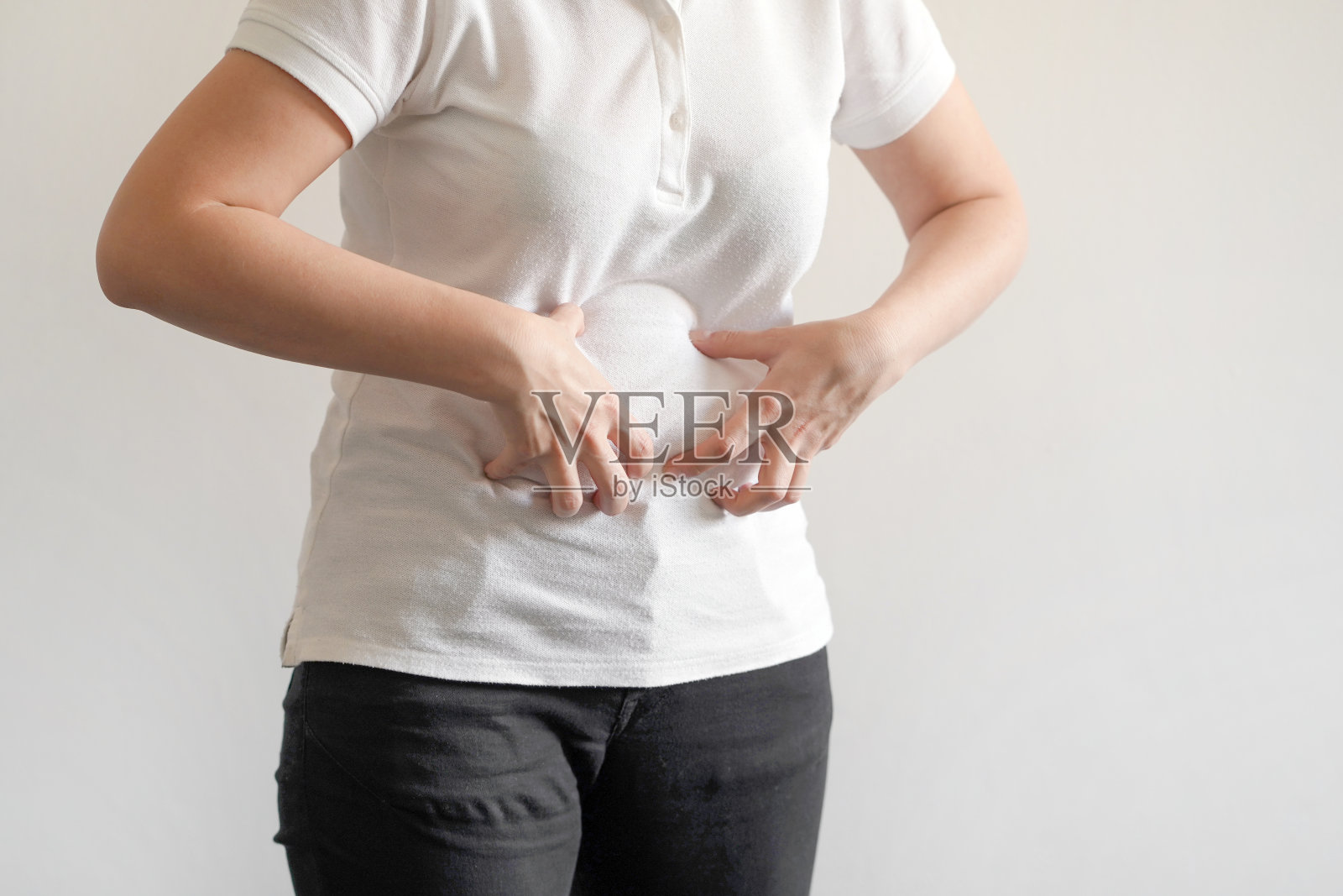 腹痛、消化不良或月经来潮。女性遭受强烈的胃痛腹痛。照片摄影图片