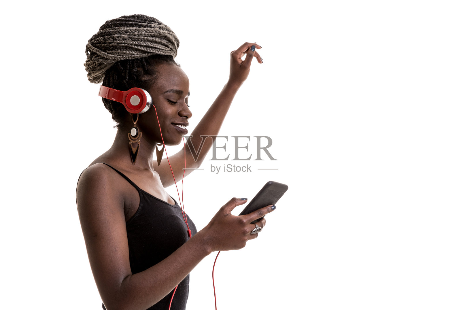 迷人的年轻非洲女人听音乐照片摄影图片
