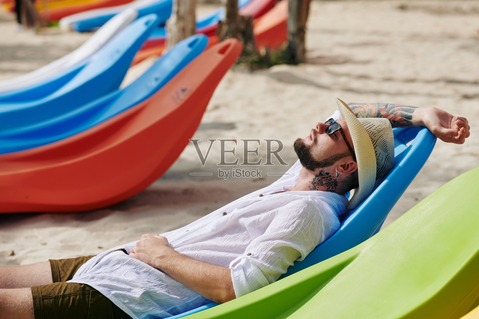 男子在沙滩上休息照片摄影图片
