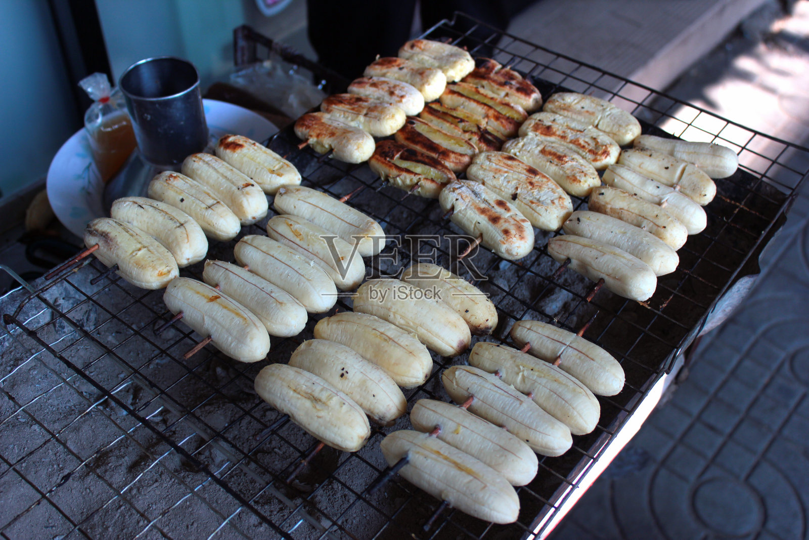 烤香蕉，一种受欢迎的街头食物在曼谷，泰国照片摄影图片
