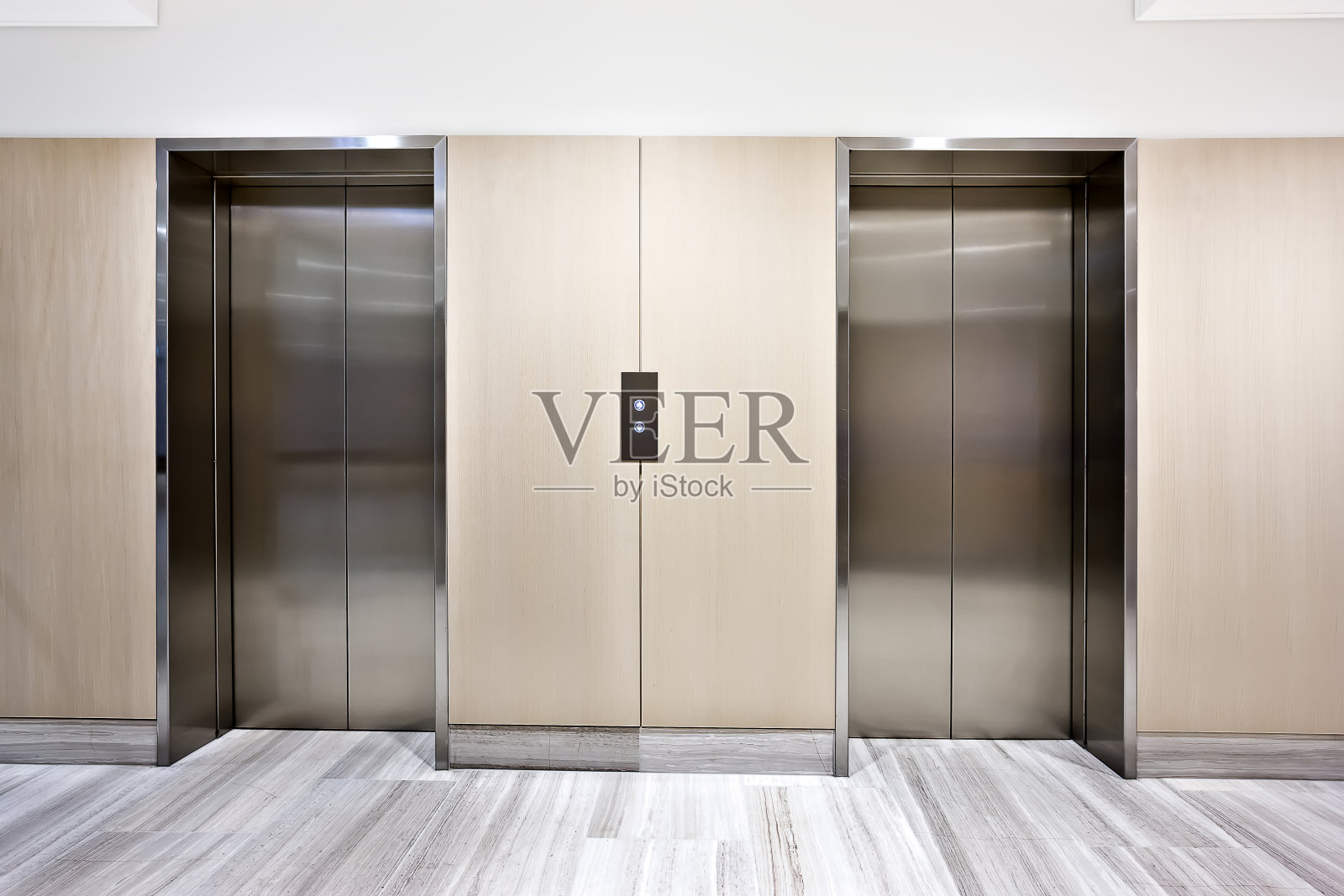 豪华大楼里的现代银色电梯照片摄影图片
