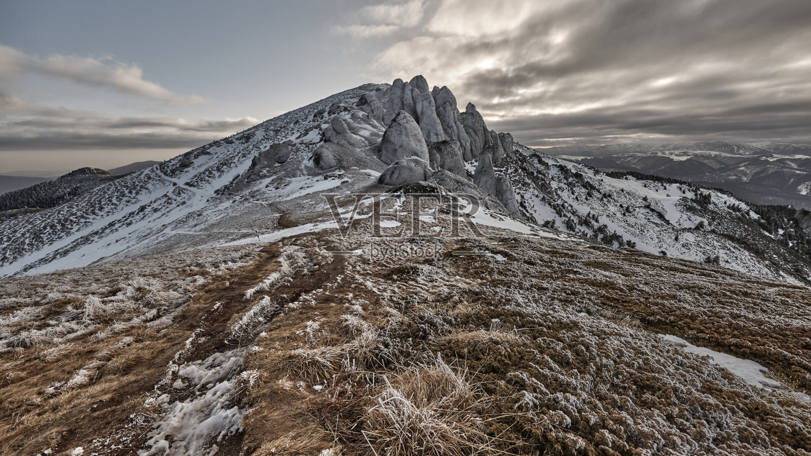 美丽的冬季景观Ciucas山，Ciucas峰，罗马尼亚照片摄影图片