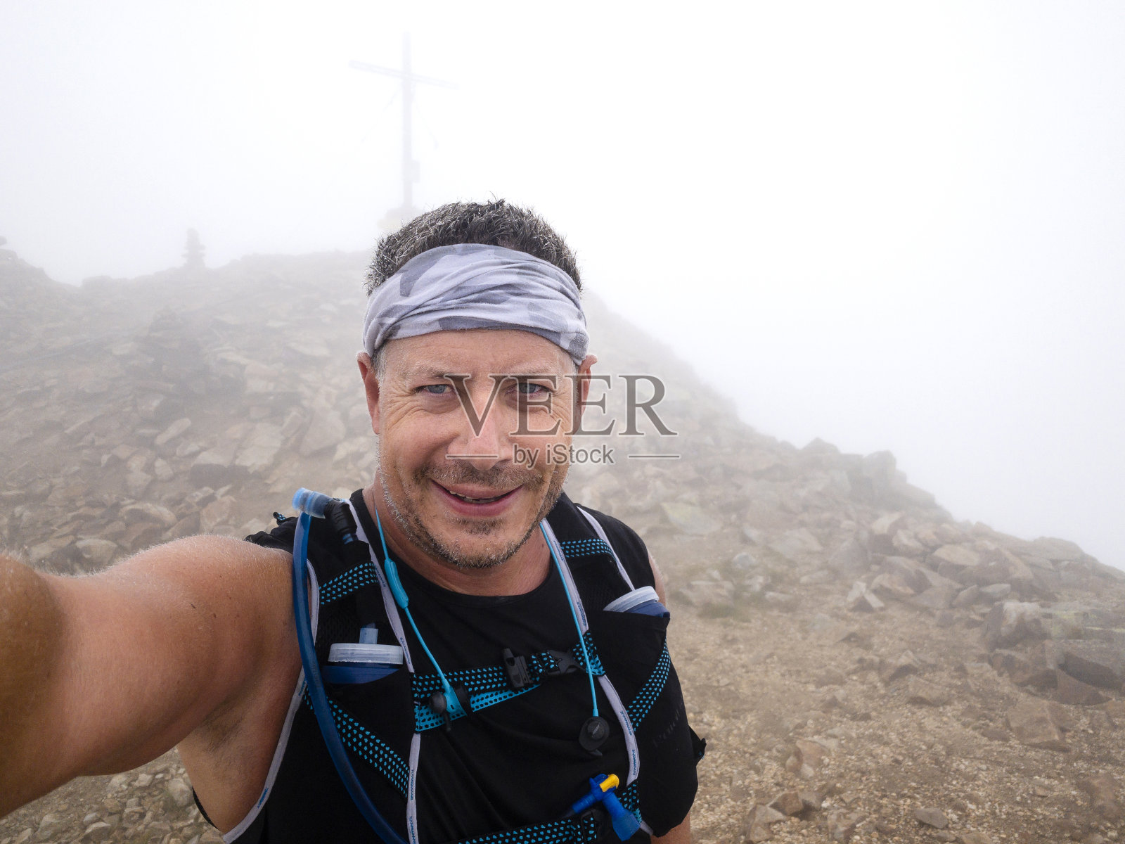 一名运动员在卡林提斯山脉跑步时的自拍照片摄影图片
