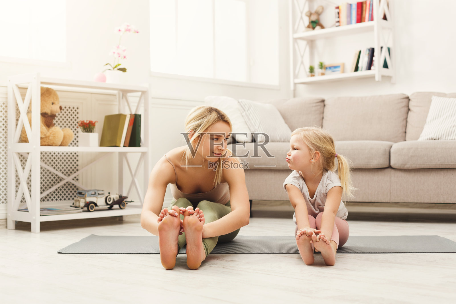 妈妈和女儿在家里做瑜伽照片摄影图片