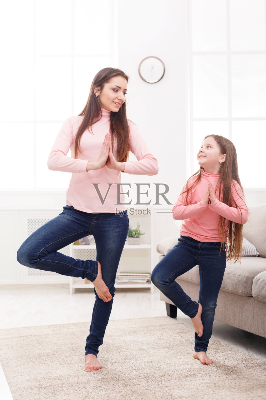妈妈和小女儿在家里一起做瑜伽照片摄影图片
