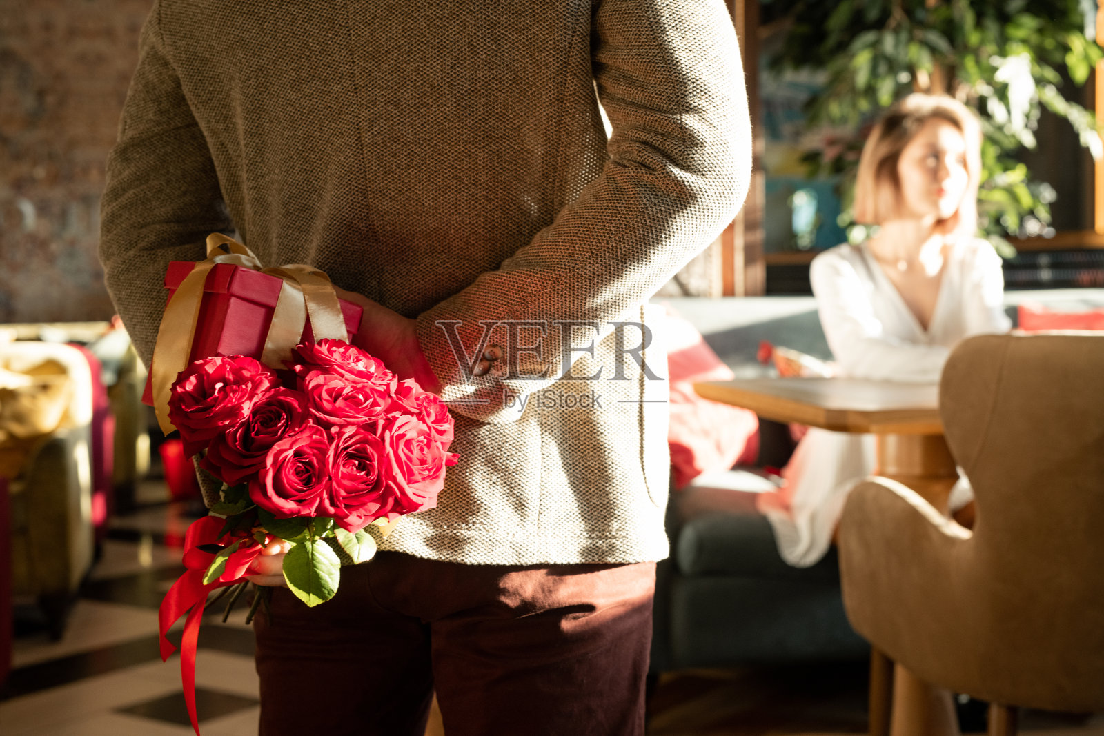 男人与玫瑰和礼盒照片摄影图片