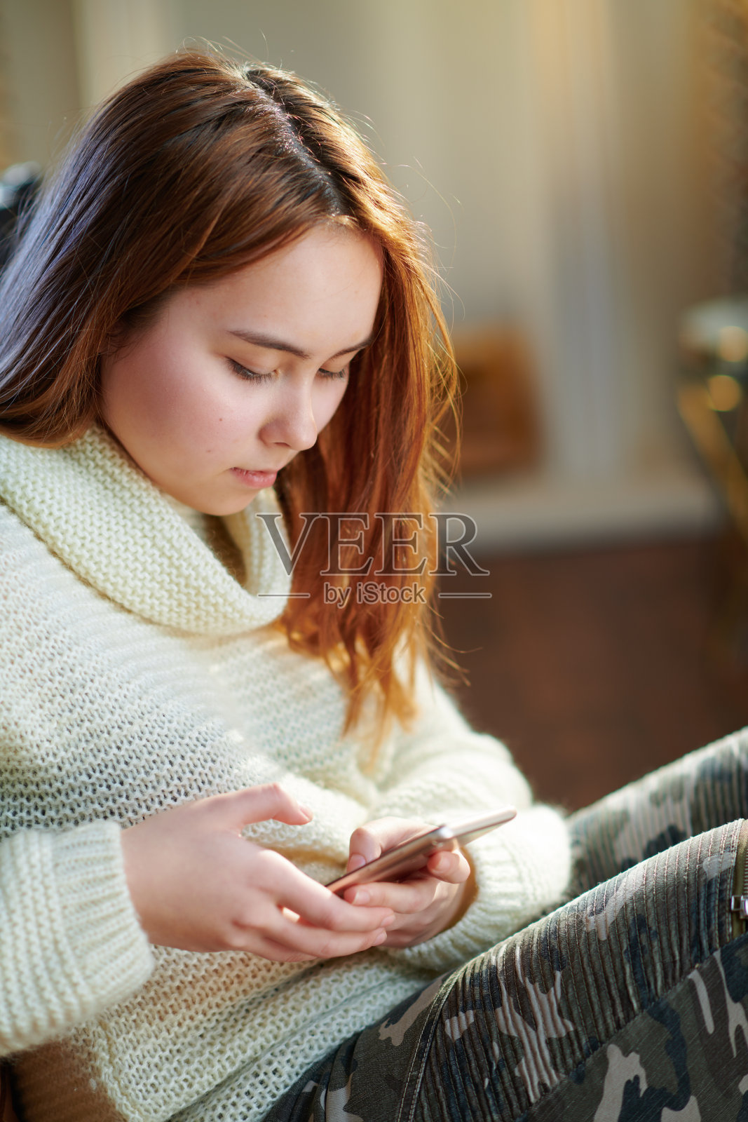 女孩用智能手机分享信息和联网照片摄影图片