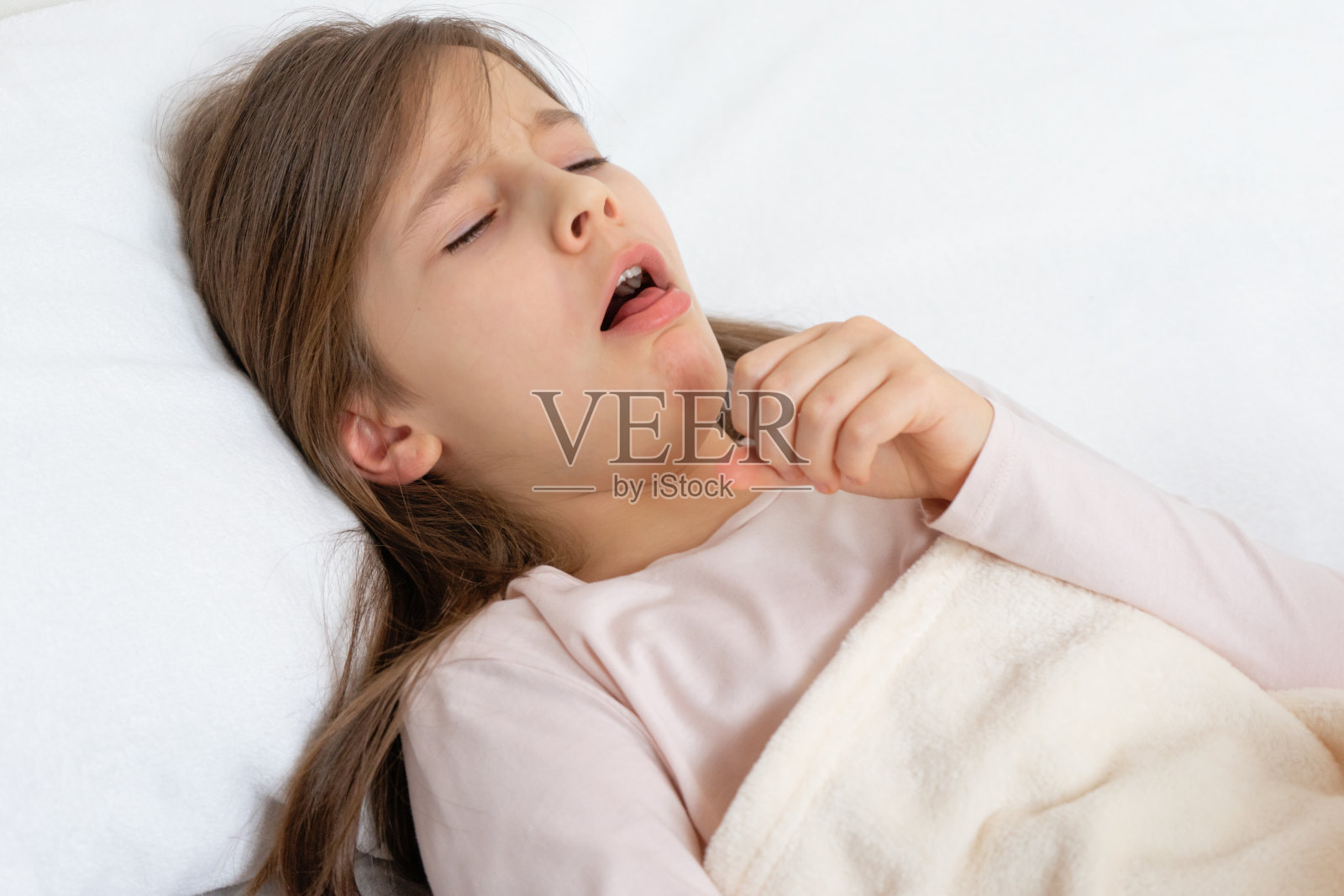 可爱的小女孩躺在床上，剧烈咳嗽感冒，病毒，生病照片摄影图片