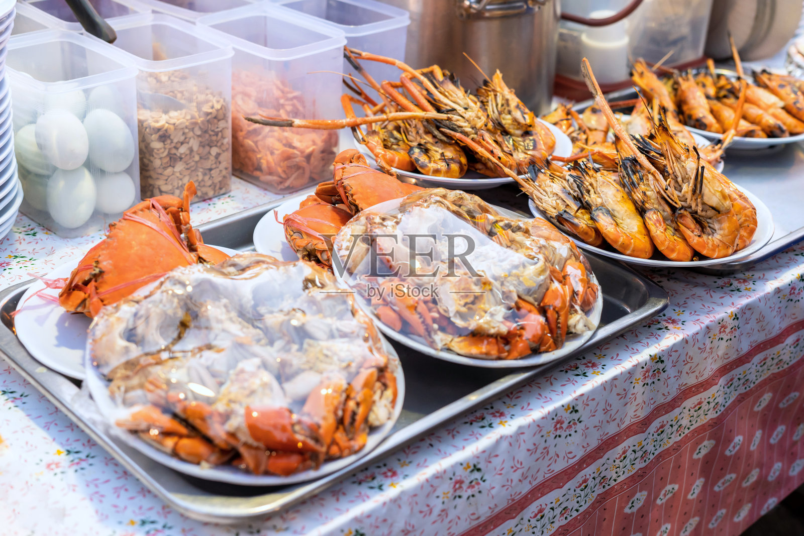 海鲜店烤虾，烤蟹在安帕瓦浮动市场，泰国松克兰照片摄影图片