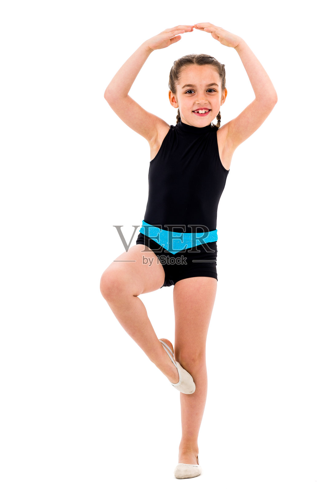 女孩练习和做艺术体操的肖像，白色的背景。照片摄影图片