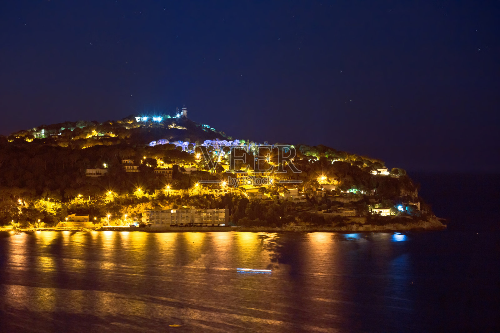 从 Villefranche sur Mer 欣赏 Cap Ferrat 半岛夜景照片摄影图片