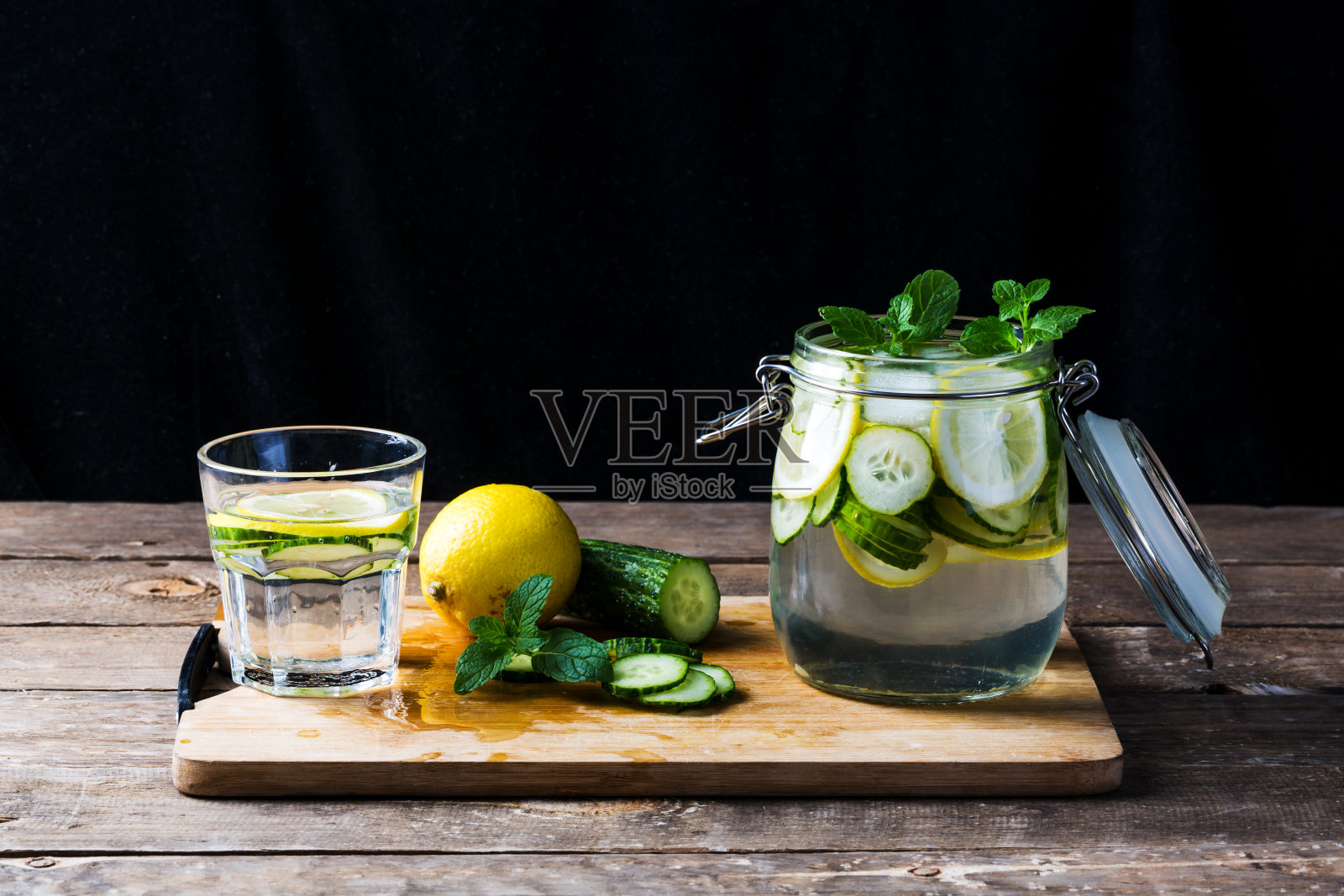 黄瓜水。用黄瓜和柠檬香做的排毒水照片摄影图片