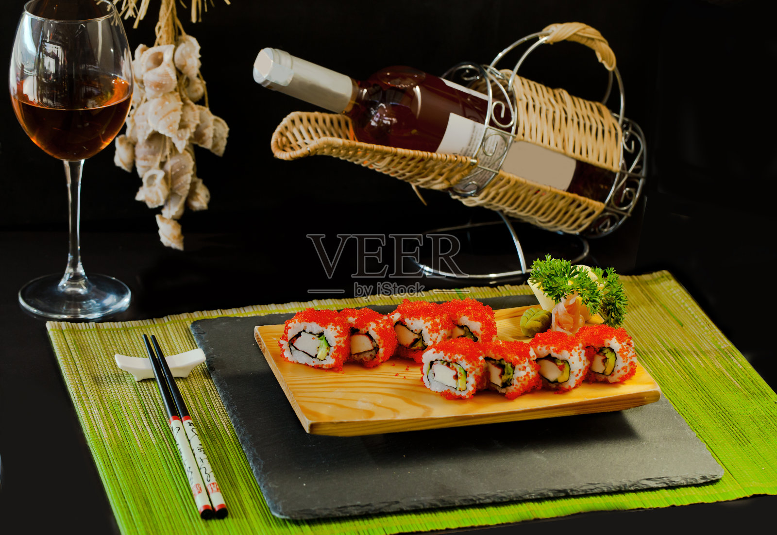 日本料理，寿司集:寿司和寿司卷在木盘子上，俯视图。照片摄影图片
