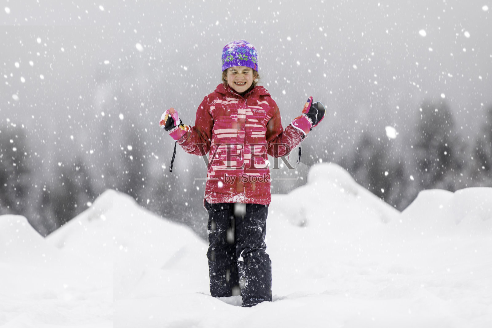 孩子们在雪地里玩得很开心照片摄影图片