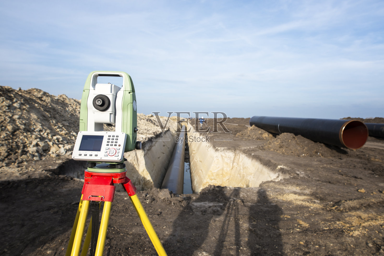 管道施工中测量GPS系统设备。土建工程师测量坐标，以精确地铺设管道在地面上的气体分配。照片摄影图片