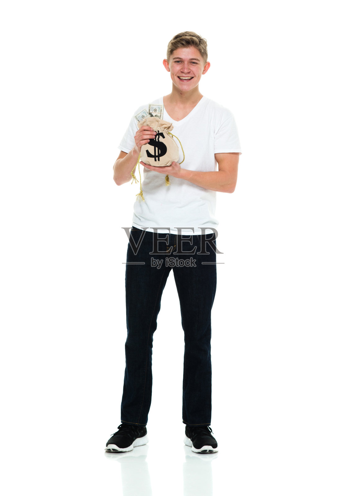 白人男性穿着牛仔裤，拿着钱袋站在白色背景前照片摄影图片
