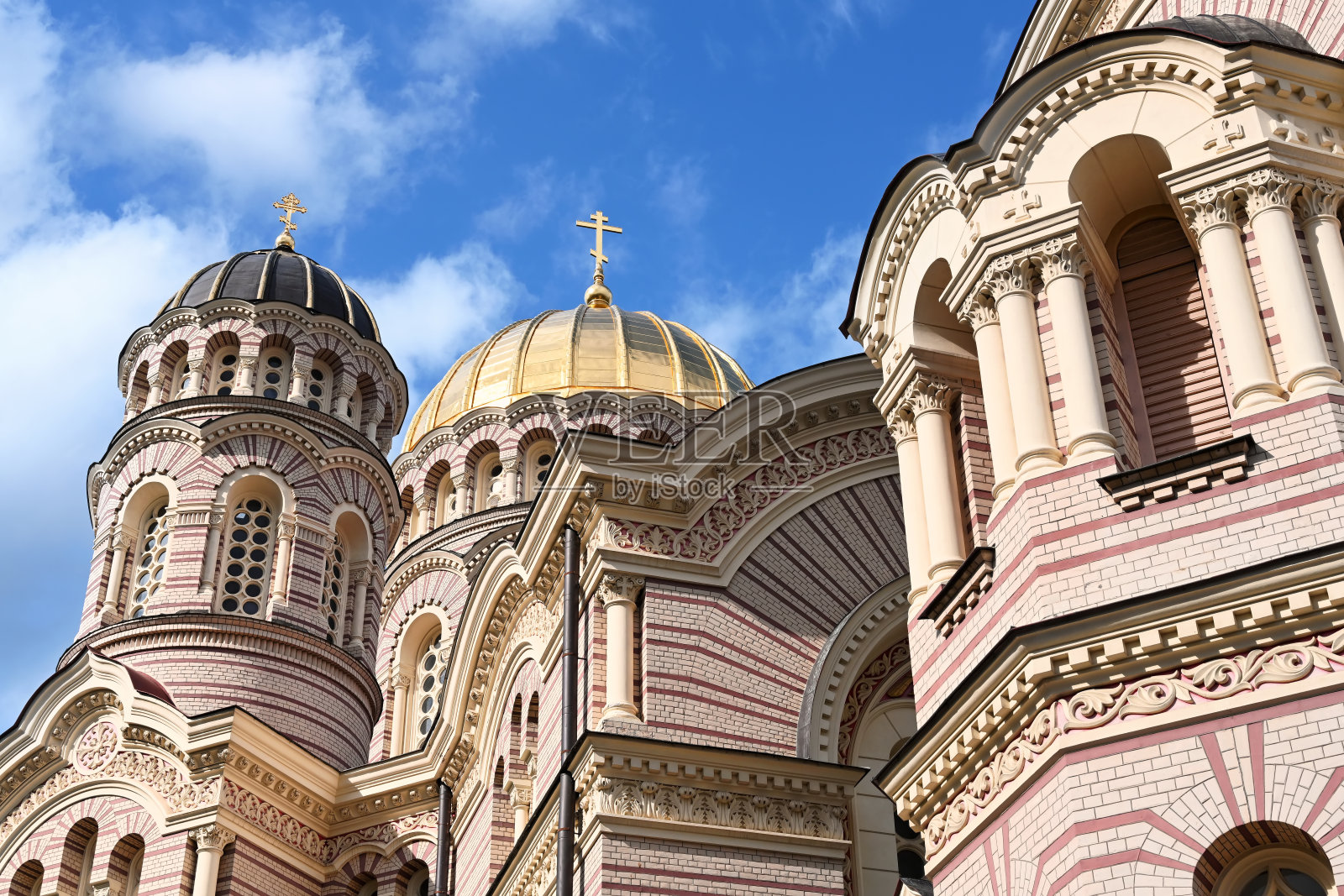 低角度的东正教基督诞生大教堂对蓝色的天空在里加，拉脱维亚，欧洲照片摄影图片