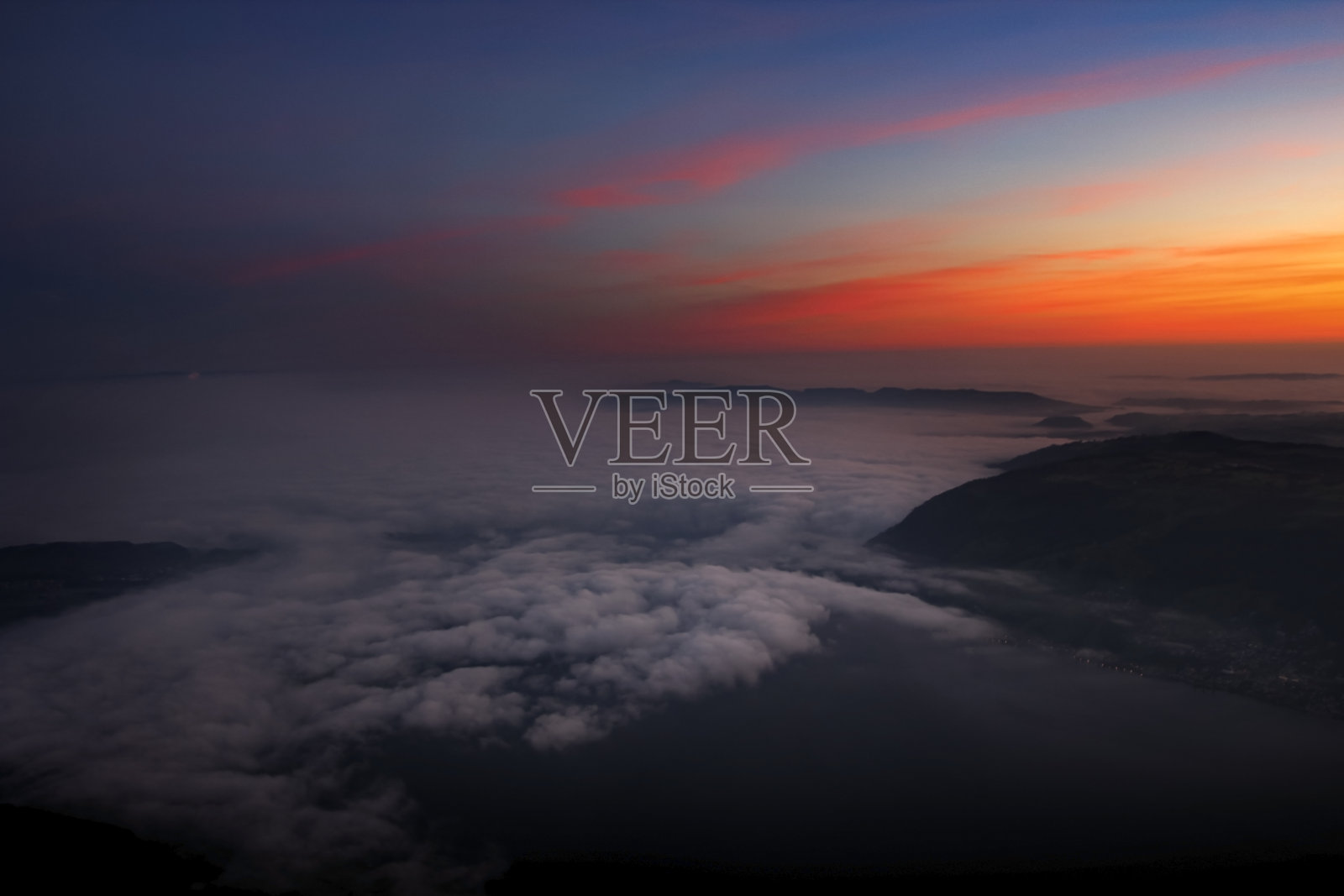 日出时山谷有雾。这张照片摄于Rigi山照片摄影图片