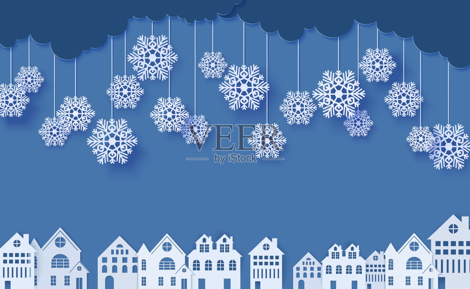 绳索上的雪花以剪纸的方式挂在房子上。蓝色夜空和城市建筑中的云朵。矢量剪纸冬天的概念。圣诞快乐销售横幅模板，创意推广卡。插画图片素材
