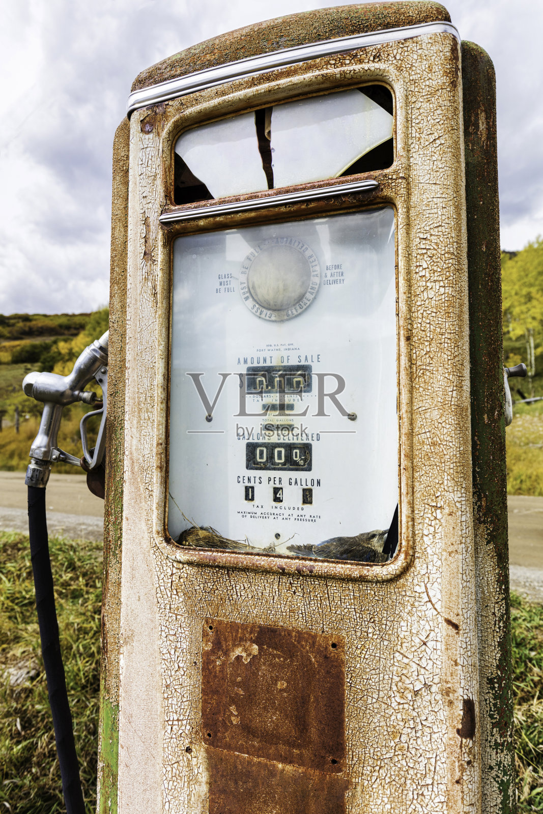 古董古董生锈的气泵照片摄影图片