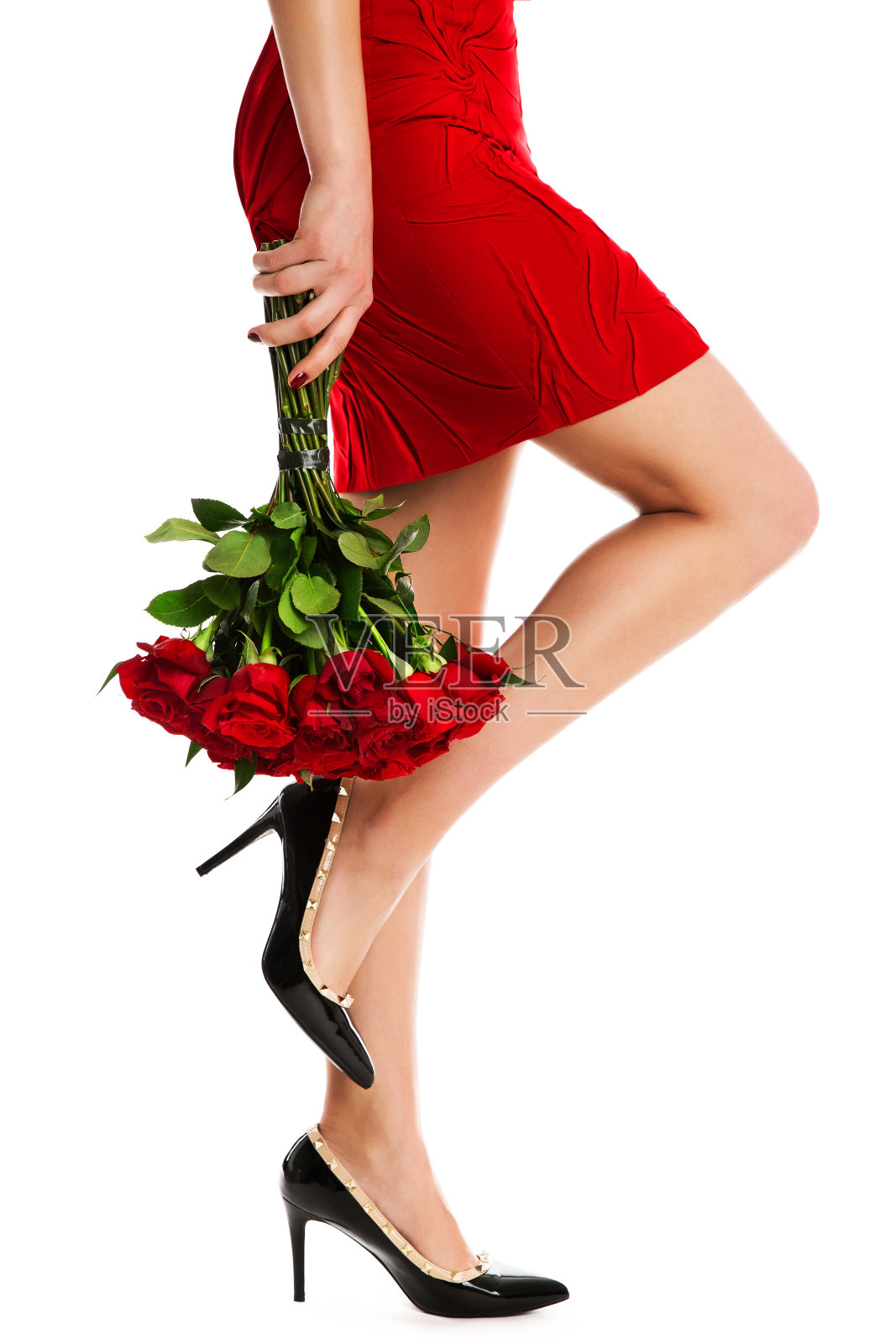 女人腿红裙子和鲜花玫瑰花束，美丽的女孩在白色的高跟鞋照片摄影图片