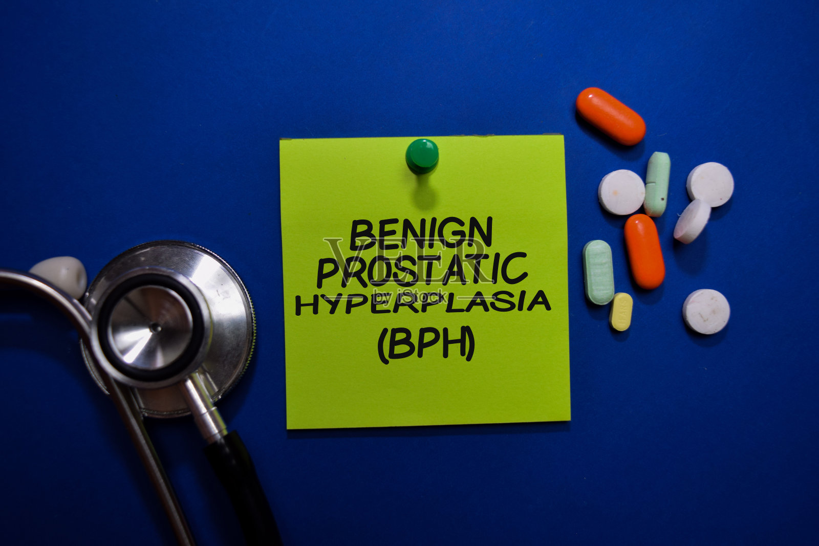 良性前列腺增生症(BPH)写在便利贴上，隔离在办公桌上。医疗保健或医疗概念照片摄影图片