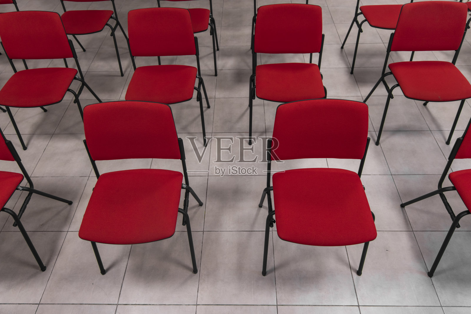 乡村会议室顶视图与红色椅子在瓷砖地板的背景没有人在这里照片摄影图片