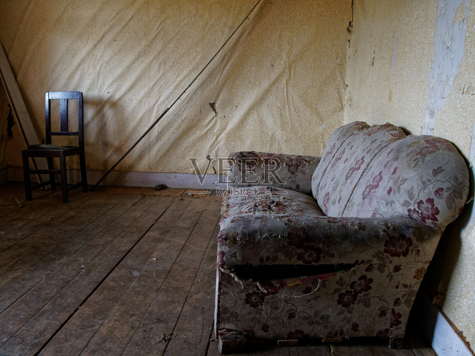 新西兰一所废弃的房子里，一张破旧不堪的沙发。照片摄影图片