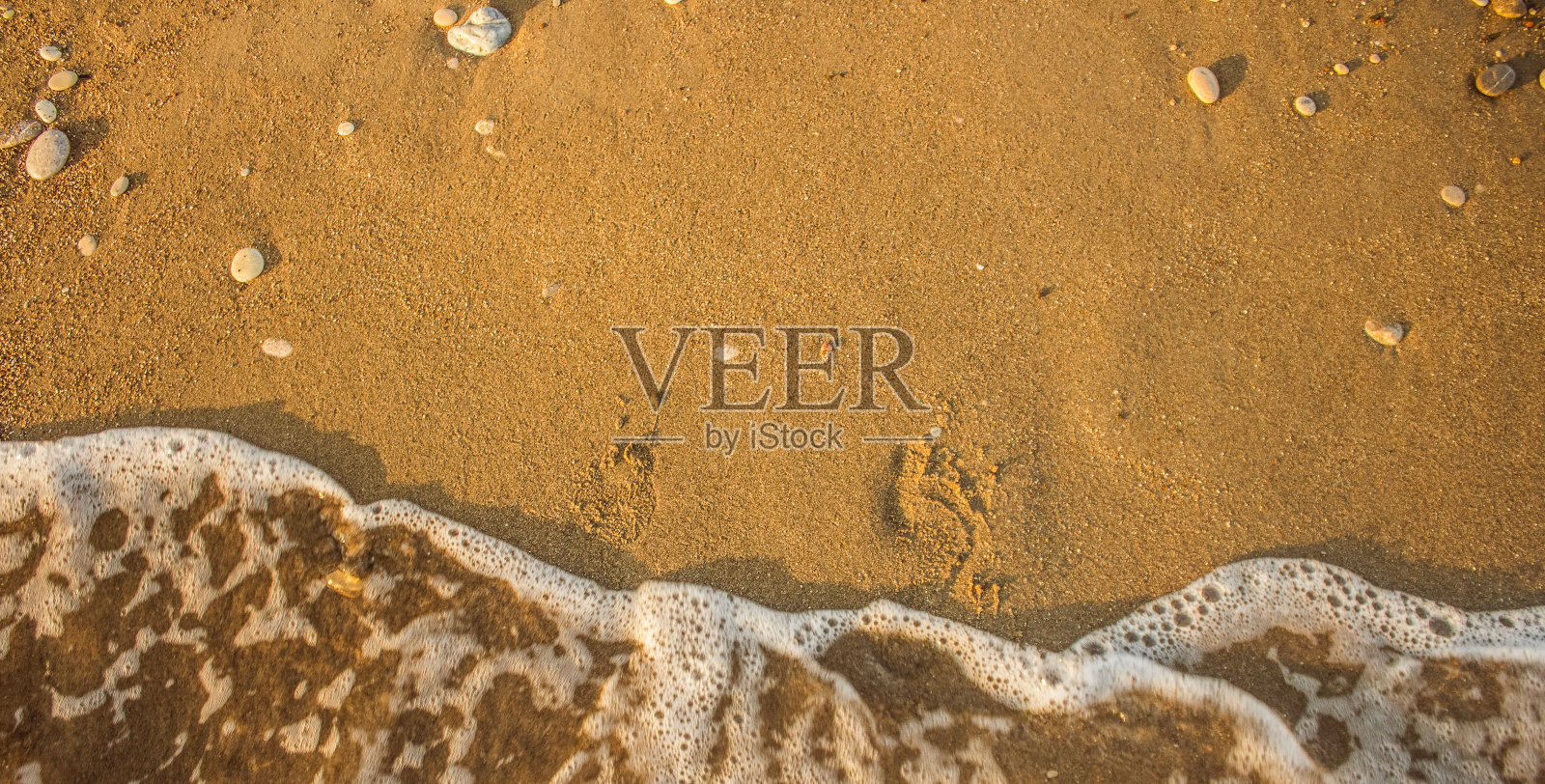 沙滩上有纹理的地面人的脚印表面模糊的波浪水运动夏季假期时间概念背景海报照片摄影图片