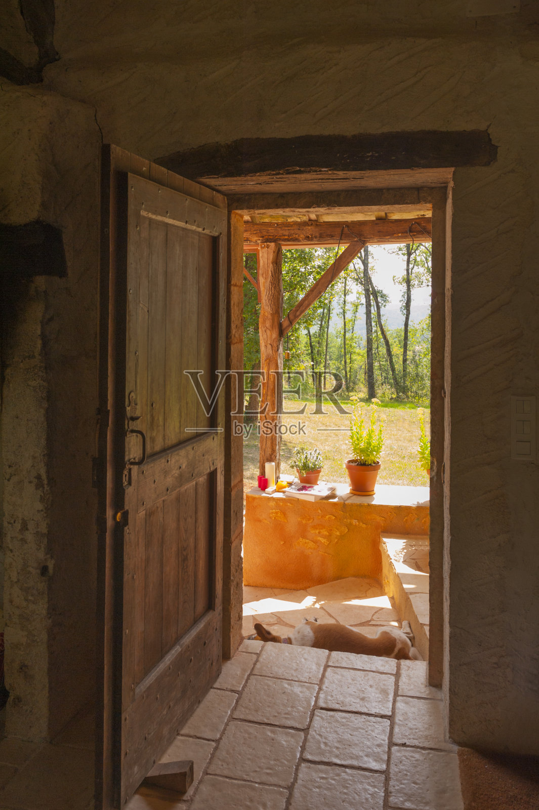 法国西南部的乡村石屋。照片摄影图片
