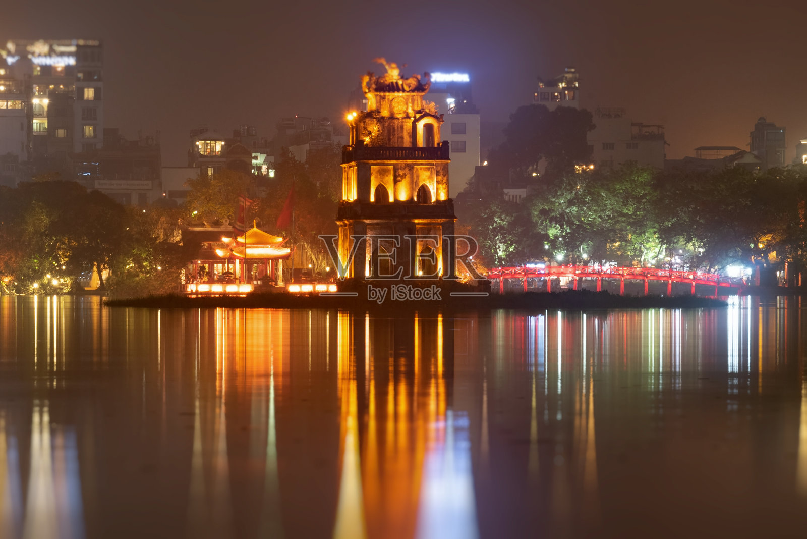 河内还剑湖和龟塔在越南首都河内的中心，在越南的历史上也被称为归还的剑湖照片摄影图片