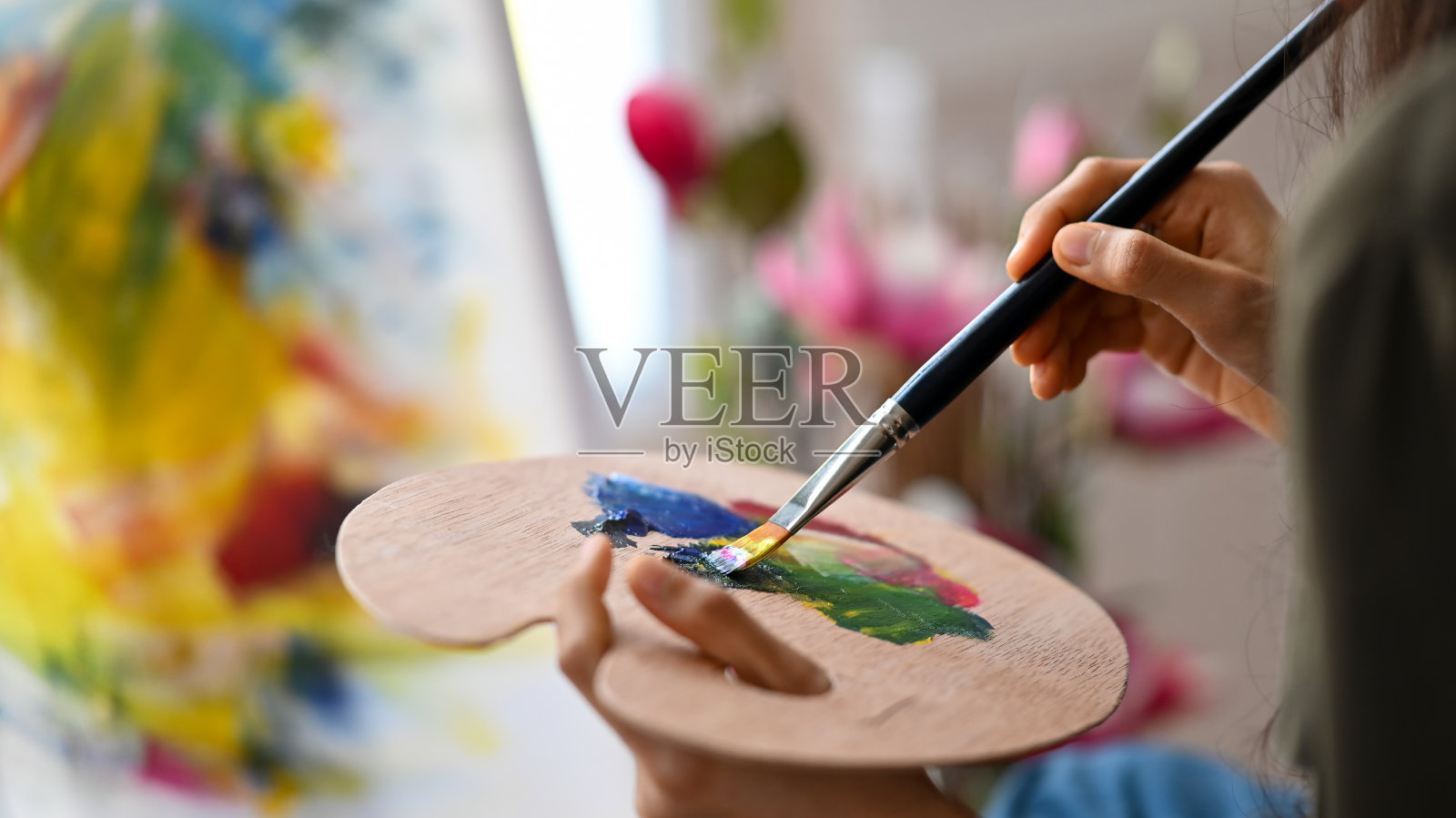 近距离艺术家妇女持有调色板和混合颜色的丙烯酸绘画项目。照片摄影图片