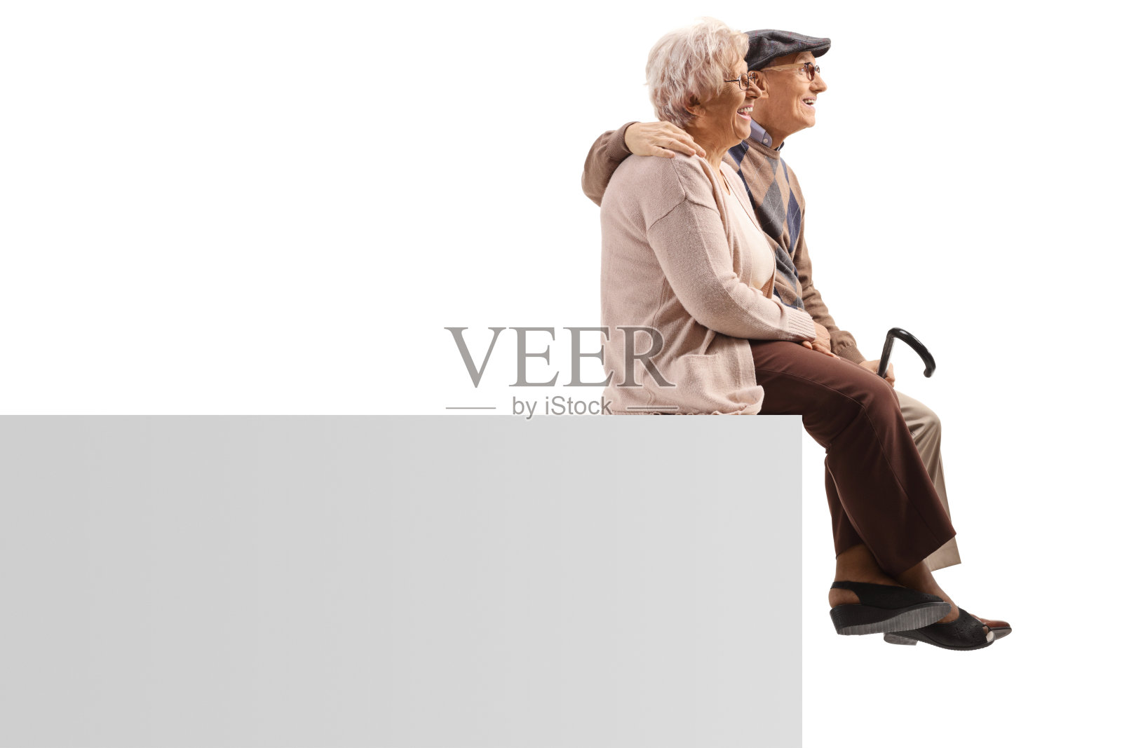 一对老年夫妇坐在一个空白面板上拥抱的侧面照片照片摄影图片