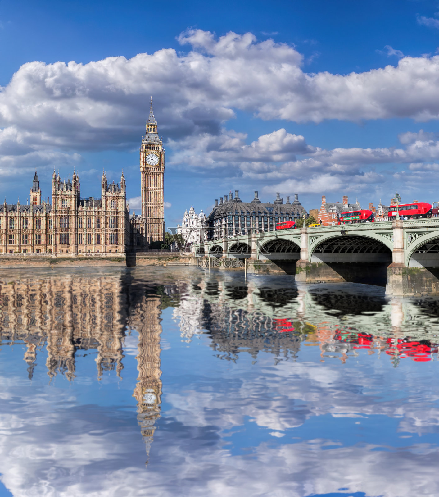 英国伦敦的大本钟和议会大厦，桥上有红色的公共汽车照片摄影图片