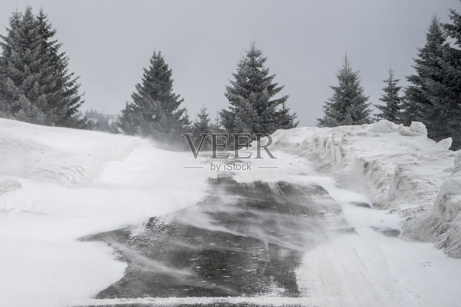 暴风雪，雪地里泥泞的小路照片摄影图片