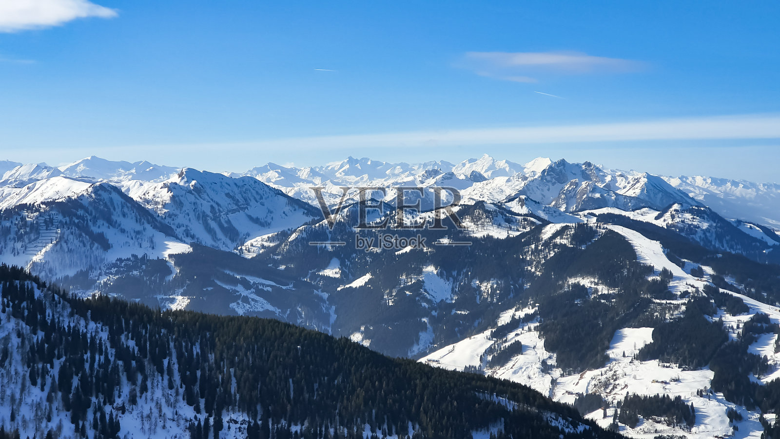 白雪皑皑的阿尔卑斯山映衬着蓝天照片摄影图片