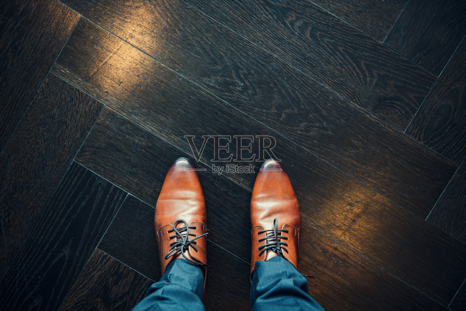特写商人的脚在棕色的鞋子在木地板上，准备前进或抓住机会成功。照片摄影图片