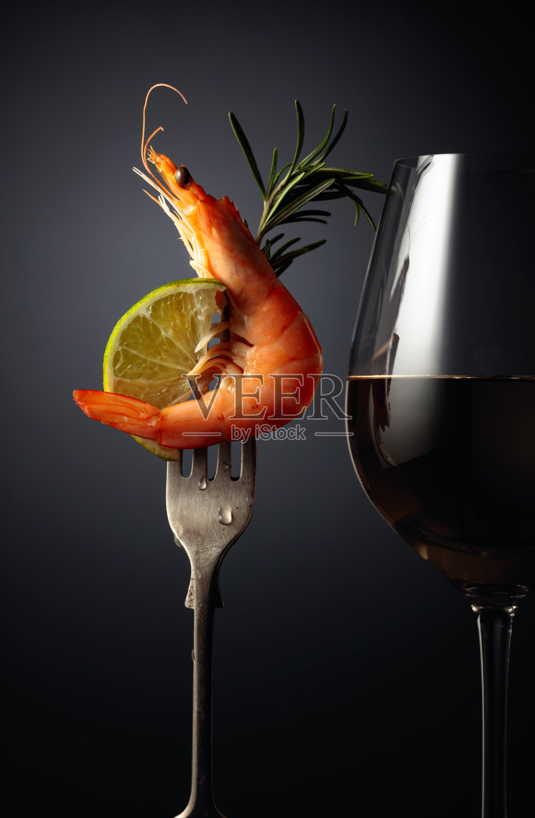 虾配迷迭香，酸橙和白葡萄酒。照片摄影图片