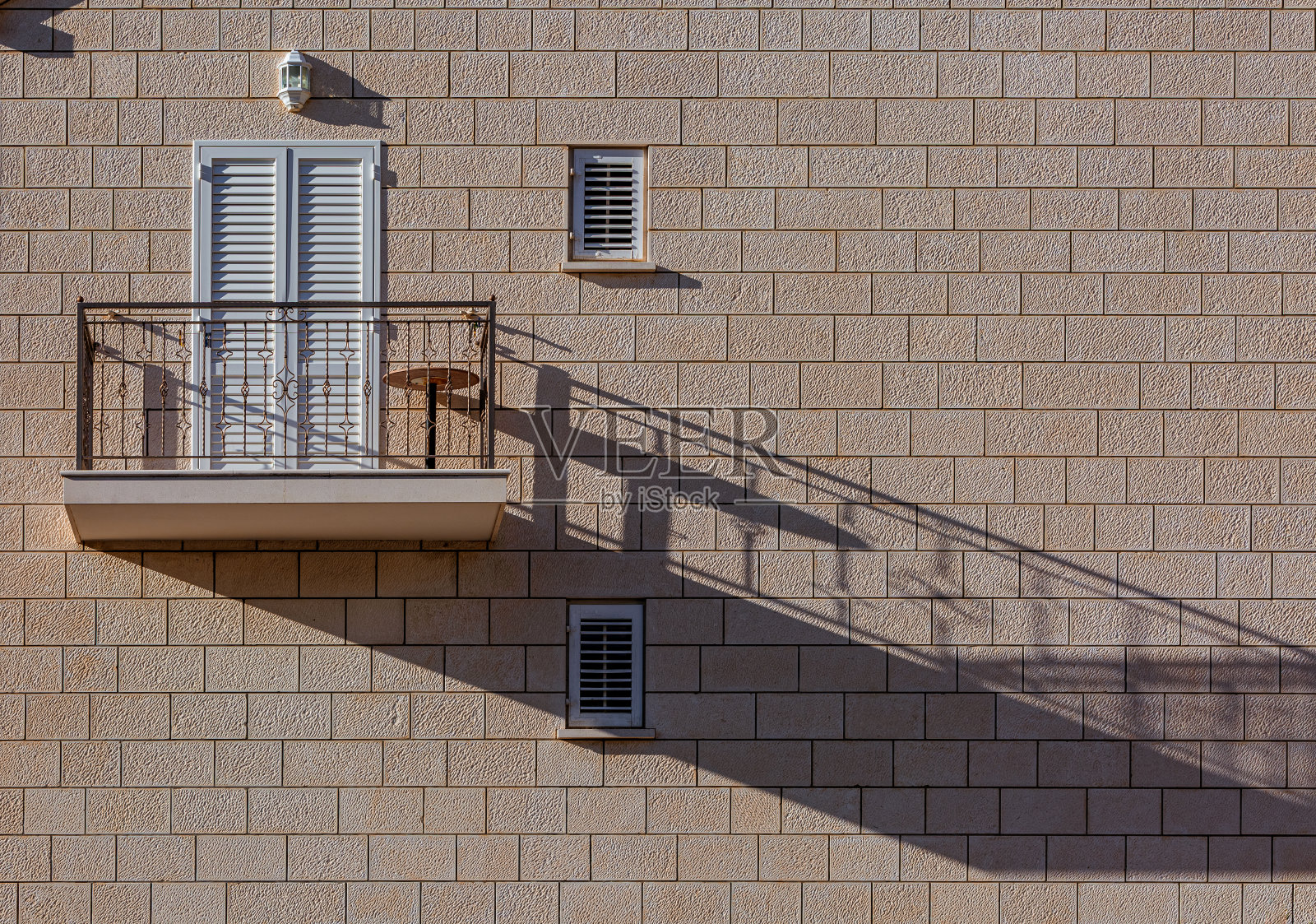 单层现代阳台，浅棕色铺砌石墙照片摄影图片