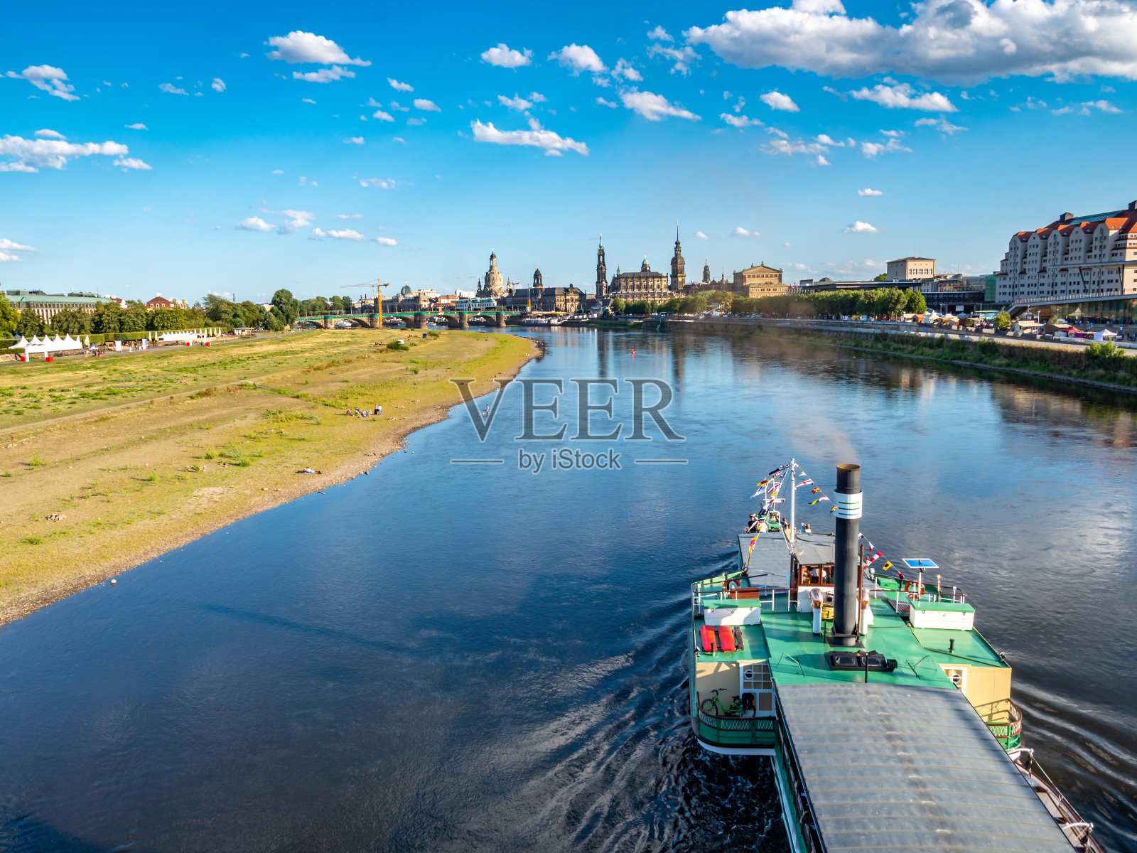 东德德累斯顿易北河上的轮船照片摄影图片
