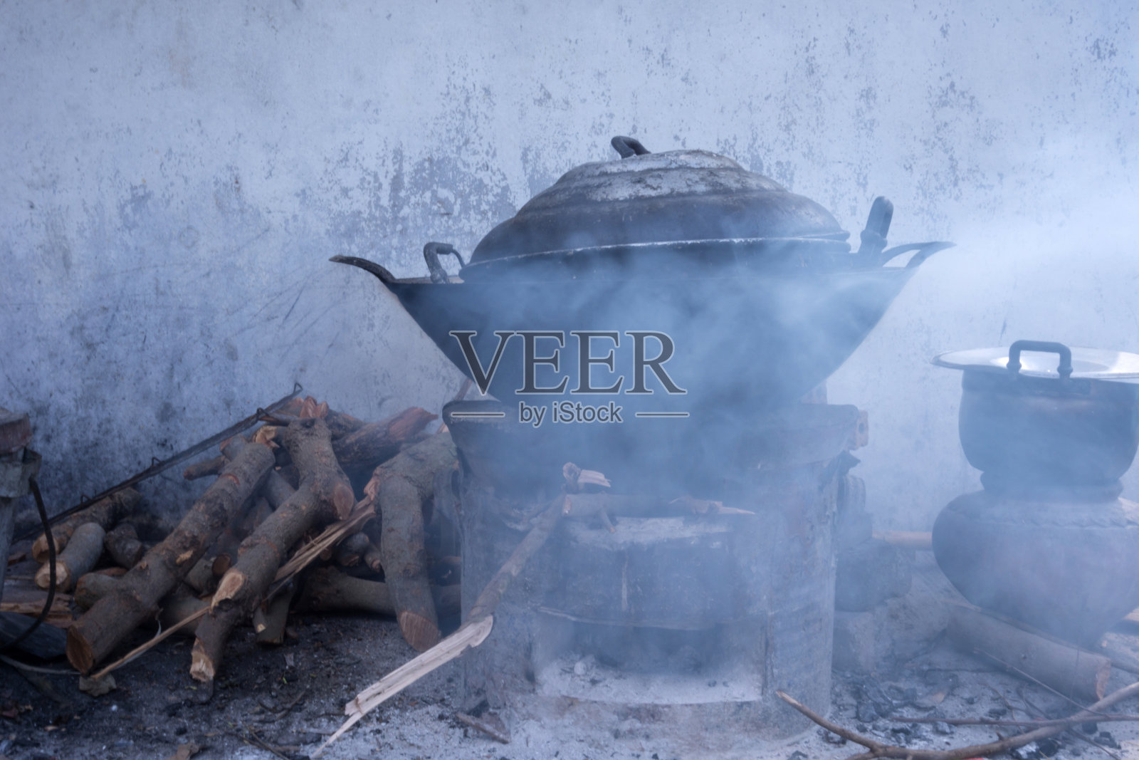 泰国乡村用来烧饭的旧火盆照片摄影图片