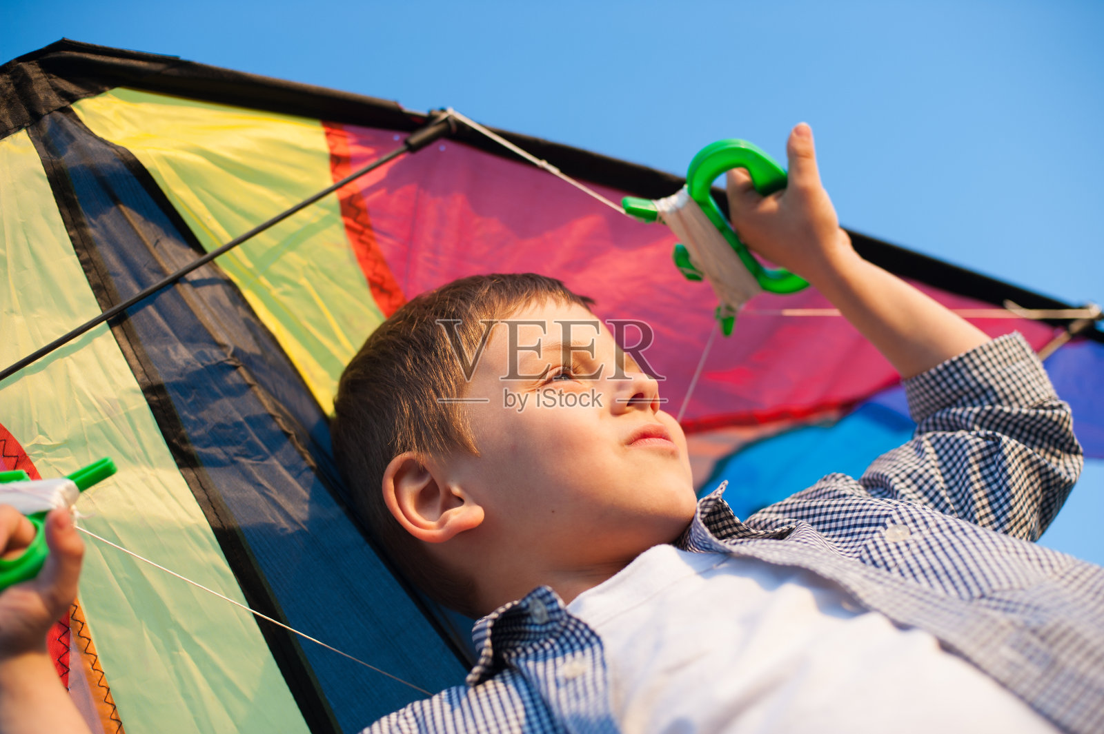 快乐可爱的小男孩带着五颜六色的风筝户外蓝天照片摄影图片