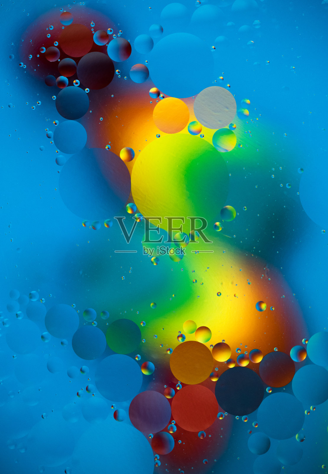 抽象背景，油滴在水上，气泡，空间幻想，颜色梯度，油在水面上的彩色圆圈，彩虹照片摄影图片