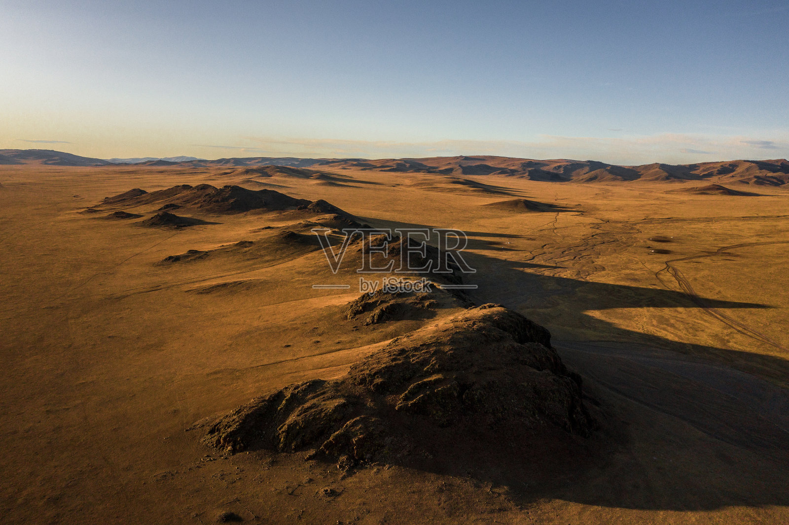 日落时戈壁沙漠的鸟瞰图照片摄影图片