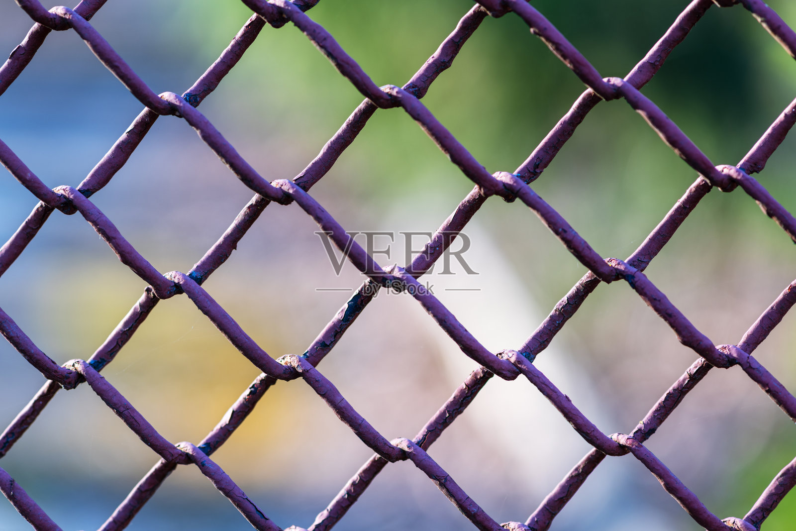 金属链围栏网与蓝色散焦背景照片摄影图片