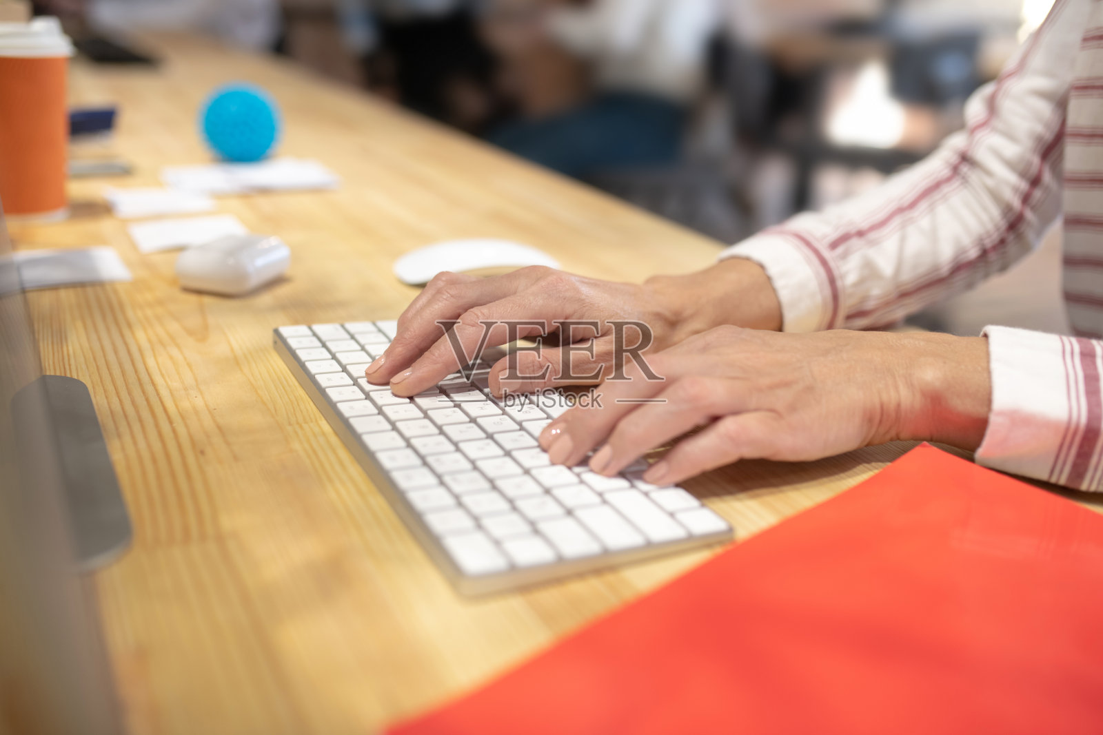 女性的手在白色键盘上打字照片摄影图片