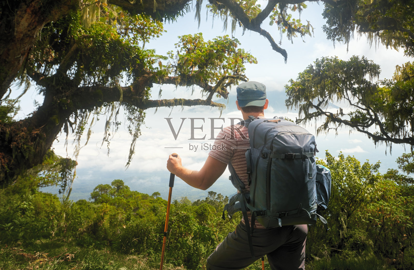 背包旅行者在山上享受乞力马扎罗山的景色暑假。照片摄影图片