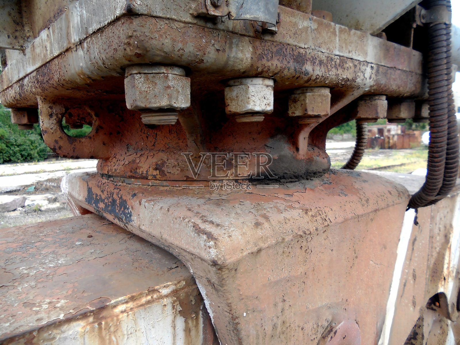 支撑梁板上的旧钢螺栓和生锈的螺母。照片摄影图片