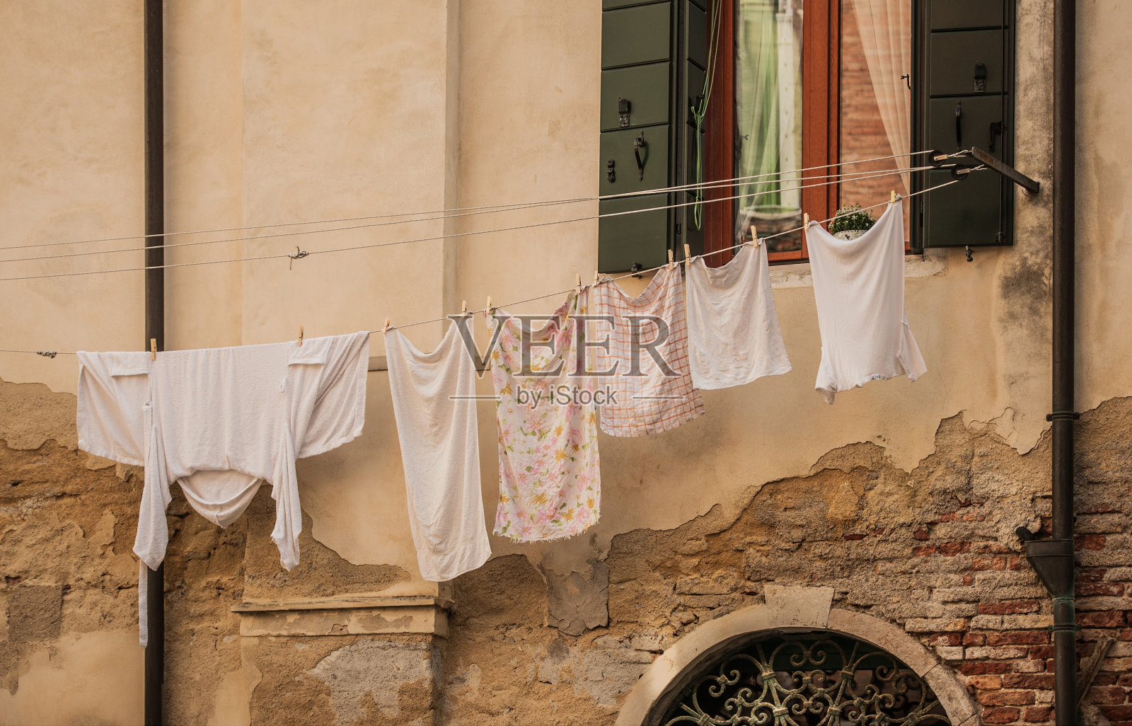 意大利威尼斯大街上晾晒的户外衣物照片摄影图片